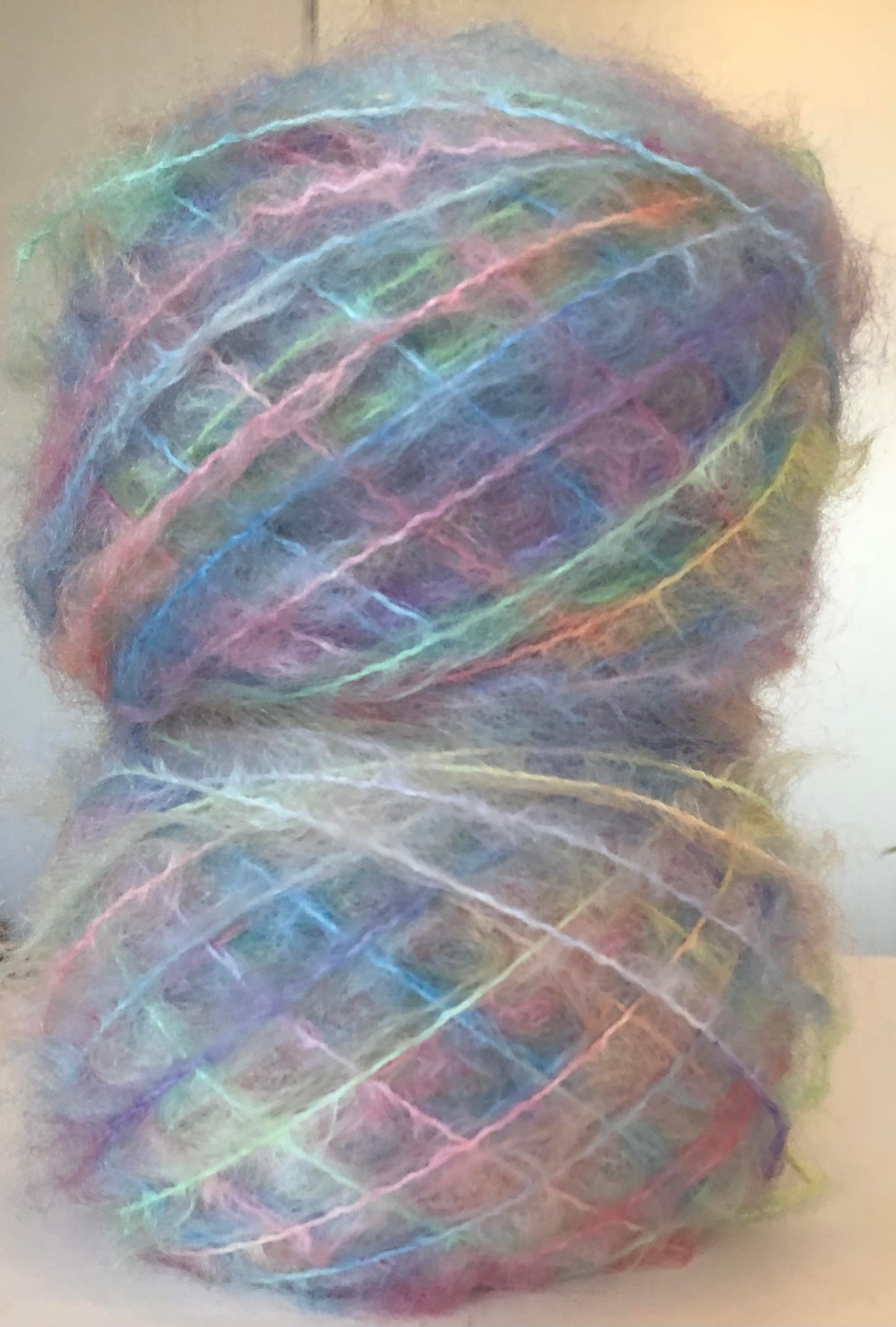 Unicorn. Tykk Mohair / Fat Mohair, ubehandlet. 100 g: Ca 200 m. Ved kjøp av 4 hesper, får du med oppskriften til My Cozy Cardigan.