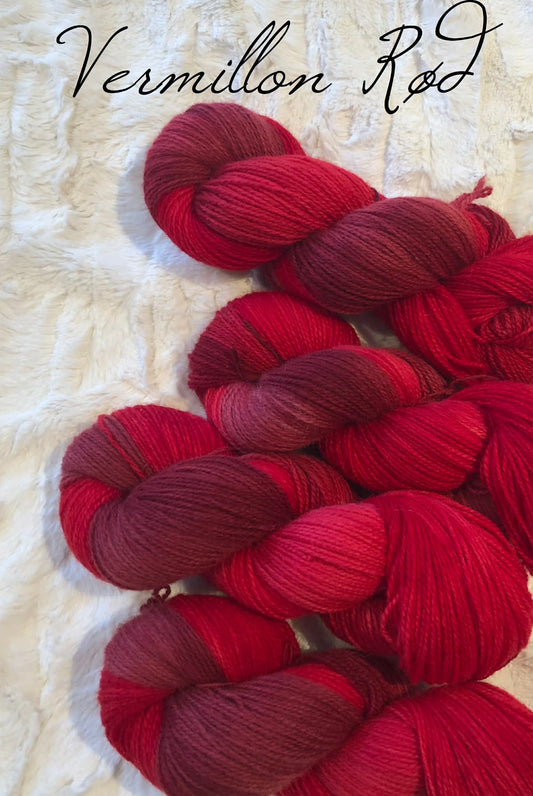 Håndfarget Finull fra Rauma. Vermillon Rød. 100 g: ca 350 m.