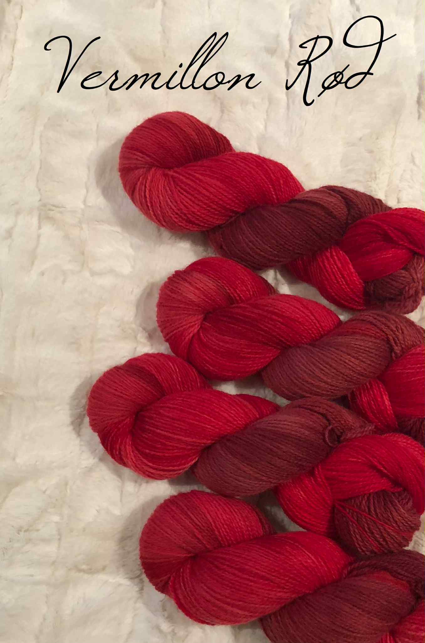 Håndfarget Finull fra Rauma. Vermillon Rød. 100 g: ca 350 m.