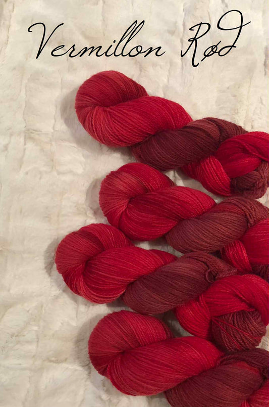 Håndfarget Finull fra Rauma. Vermillon Rød. 100 g: ca 350 m.