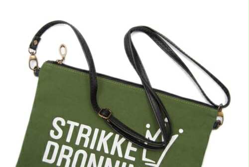 Strikkeveske  Str:  29 x 21 cm. Reim følger med, den kan tas av og på. TILBUD - INGEN BYTTERETT.
