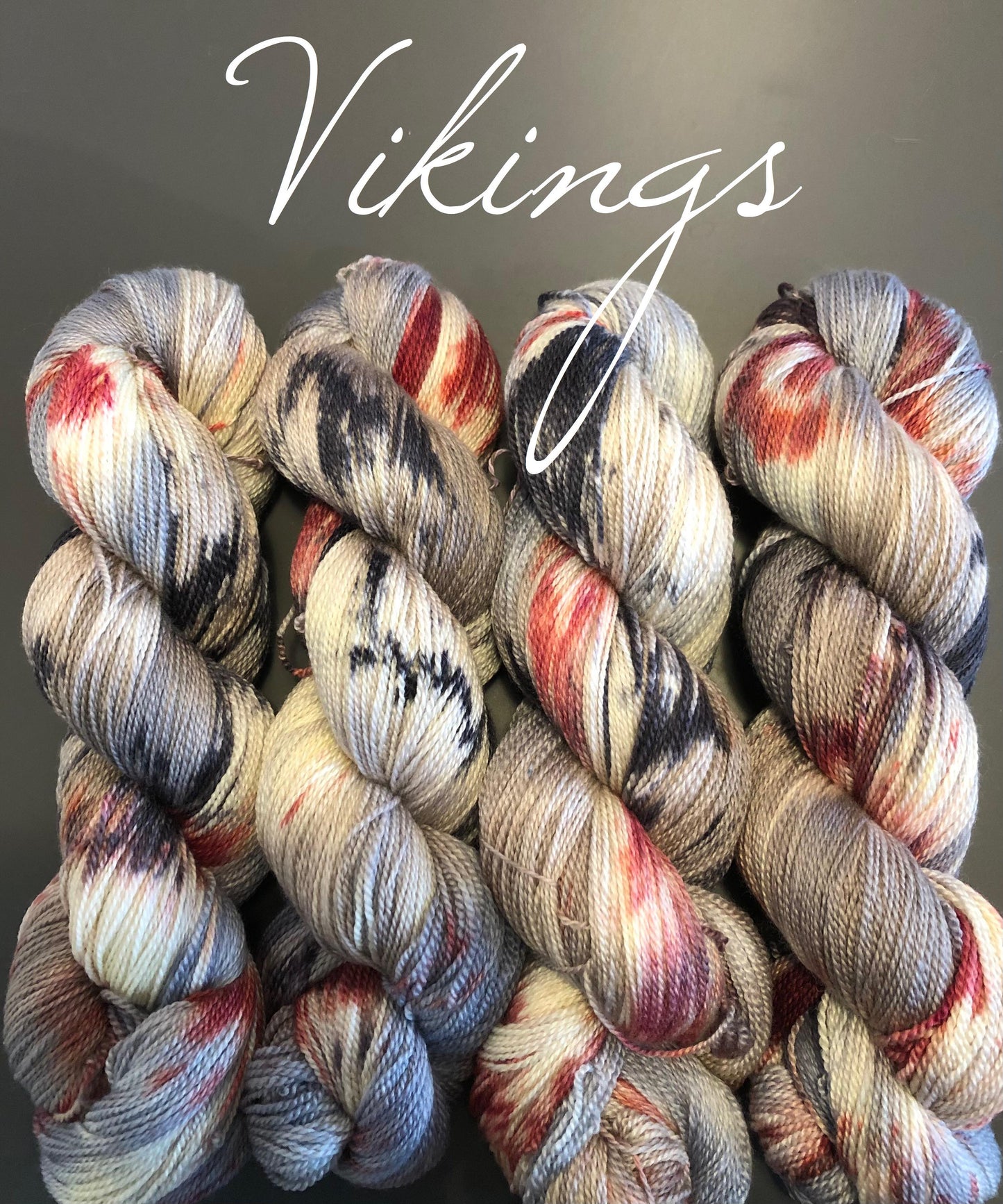 Kvitlammets Luksus merino. Vikings. 100 g : ca 600 m. Pinnestr: 3 - 4 mm.