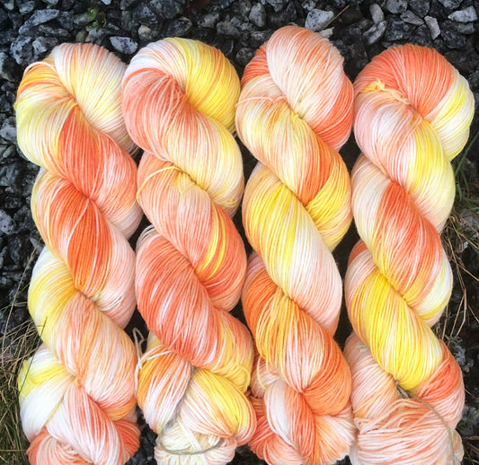 Ravngarn - Sokkegarn / forsterket Merino. Farge: Vintersol. TILBUD - FAST LAVPRIS - INGEN BYTTERETT.