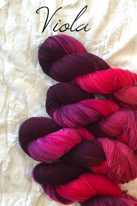 Håndfarget Finull fra Rauma. Farge: Viola. 100 g: ca 350 m.