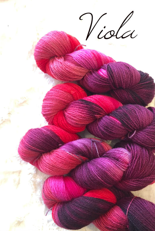 Håndfarget Finull fra Rauma. Farge: Viola.