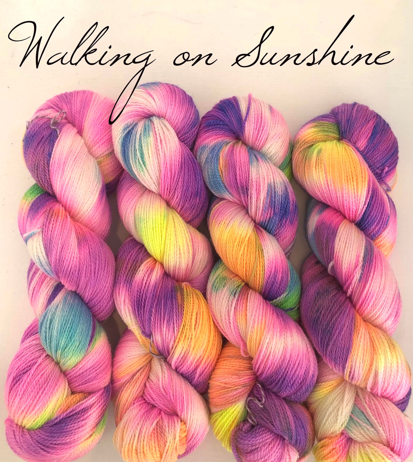 Kvitlammets Luksus merino. Walking on Sunshine. 100 g : ca 600 m. Pinnestr: 3 - 4 mm.