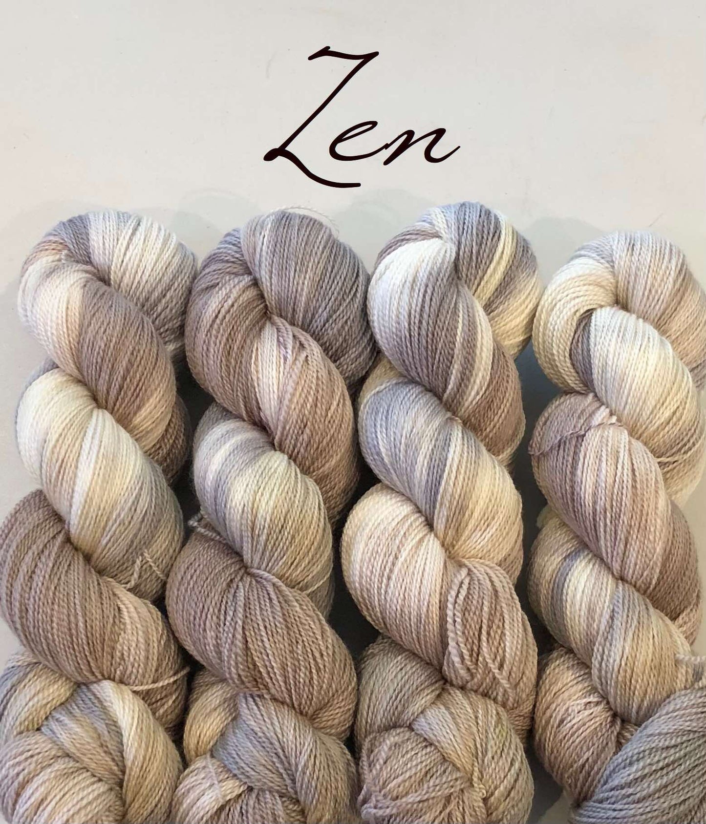 Kvitlammets Luksus merino. Zen. 100 g : ca 600 m.