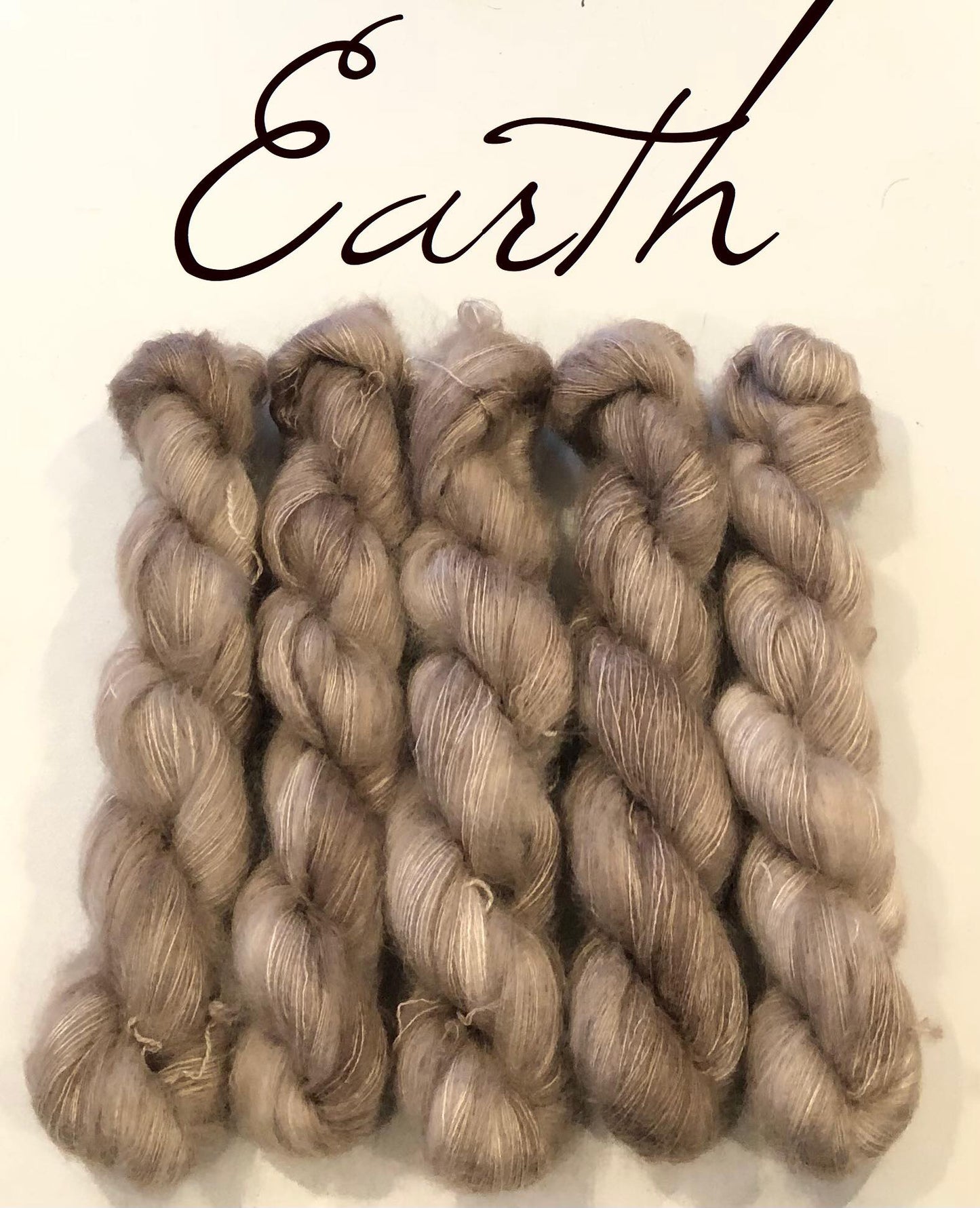 Earth. Brushed Kid Silk, ubehandlet. 50 g: Ca 420 m.