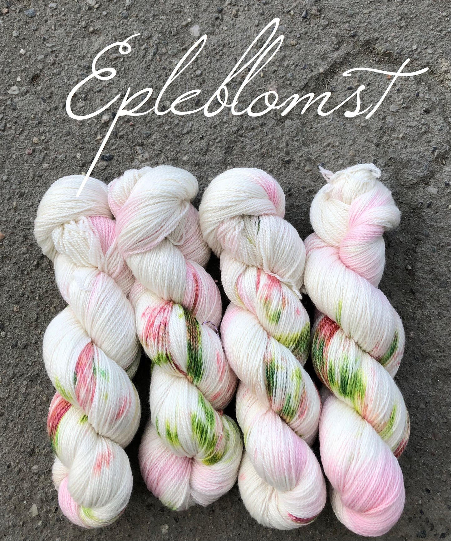 Kvitlammets Luksus merino. Epleblomst. 100 g : ca 600 m. Pinnestr: 3 - 4 mm.