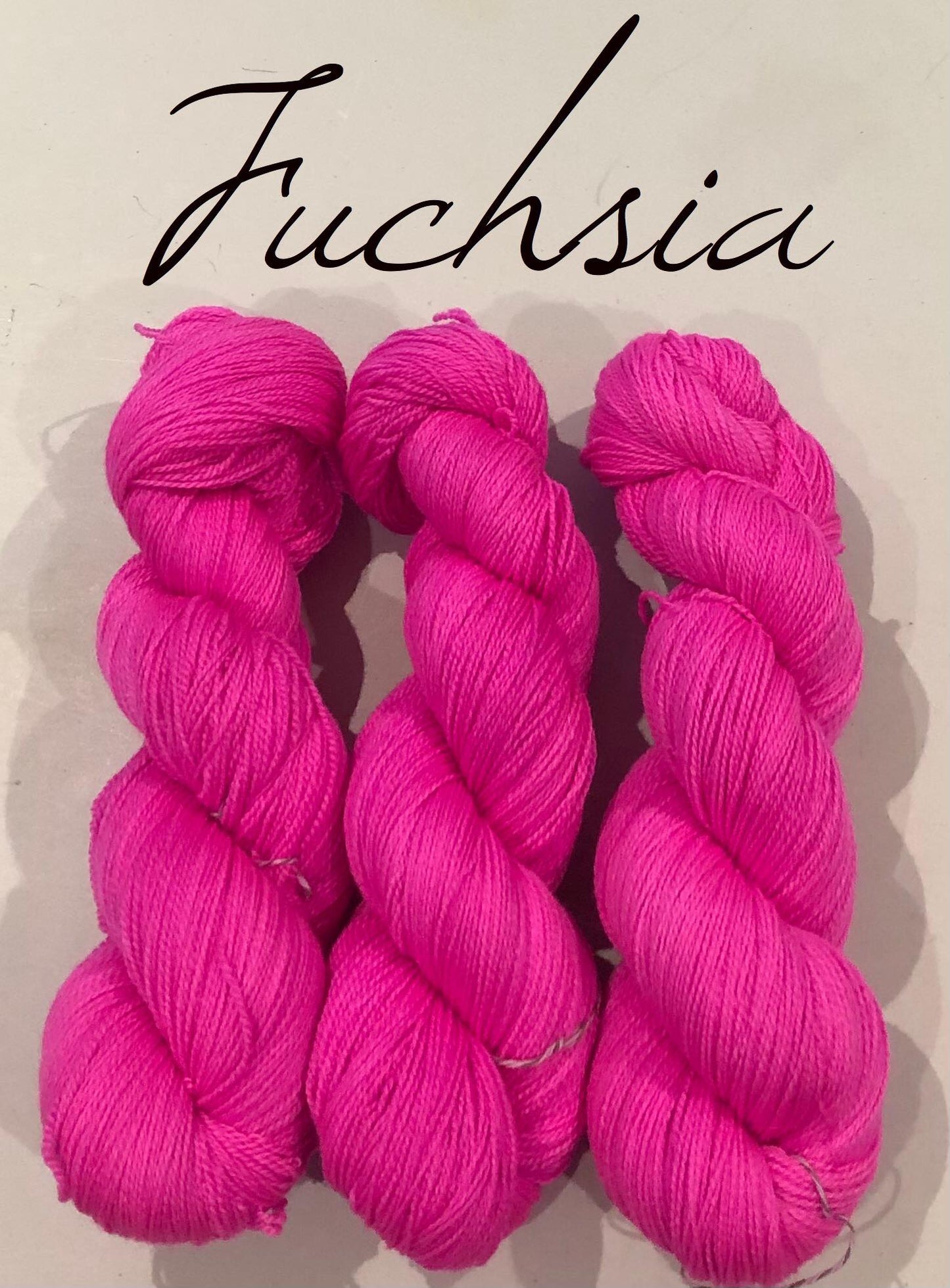 Kvitlammets Luksus merino. Fuchsia. Melert. 100 g : ca 600 m. Pinnestr: 3 - 4 mm.