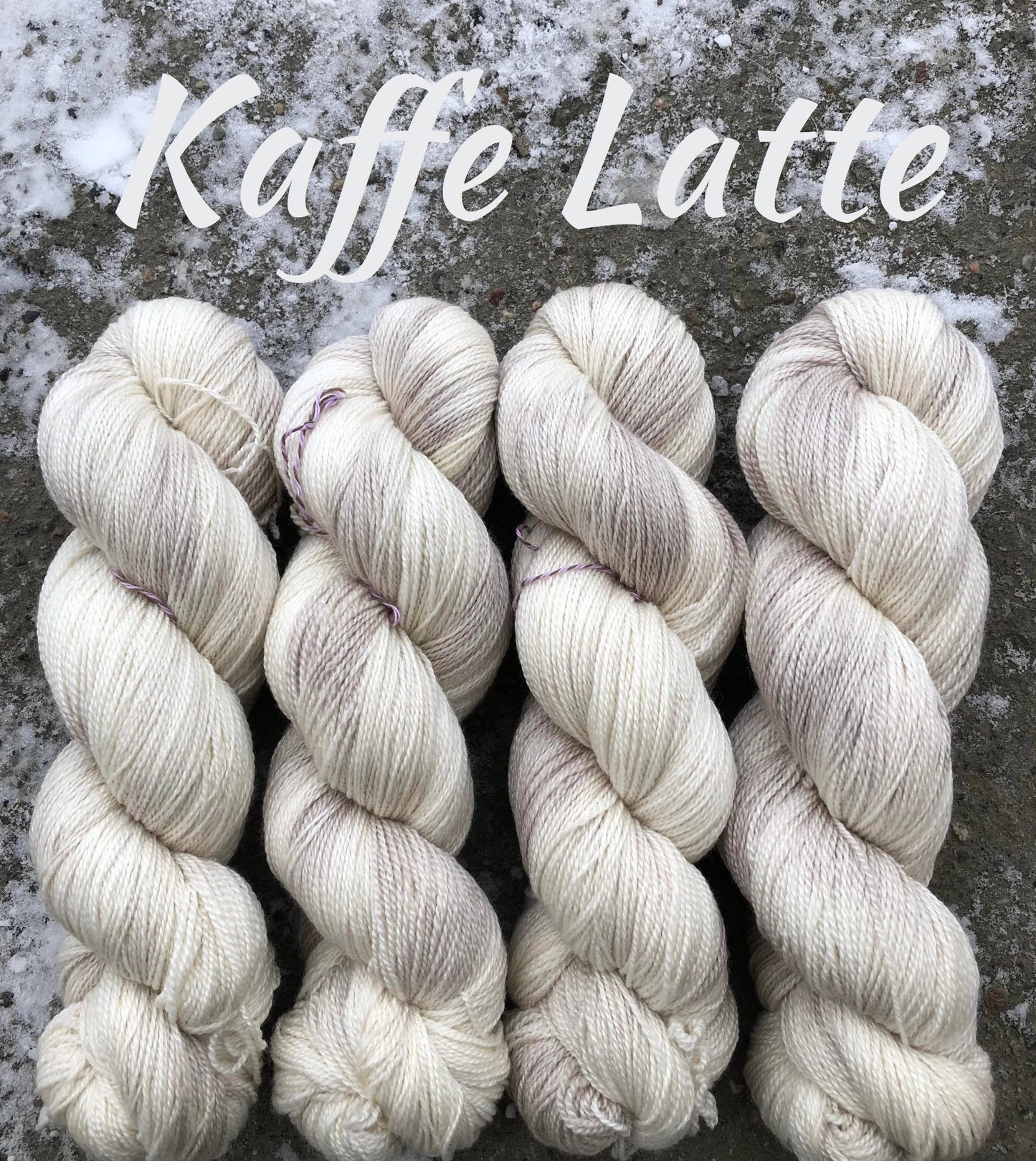 Kvitlammets Luksus merino. Kaffe Latte. 100 g : ca 600 m. Pinnestr: 3 - 4 mm.