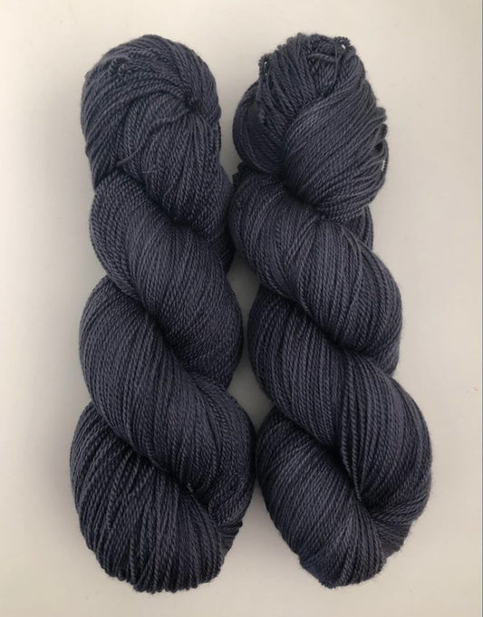 Kvitlammets Luksus merino. Mørk Aske, melert. 100 g : ca 600 m. Pinnestr: 3 - 4 mm.