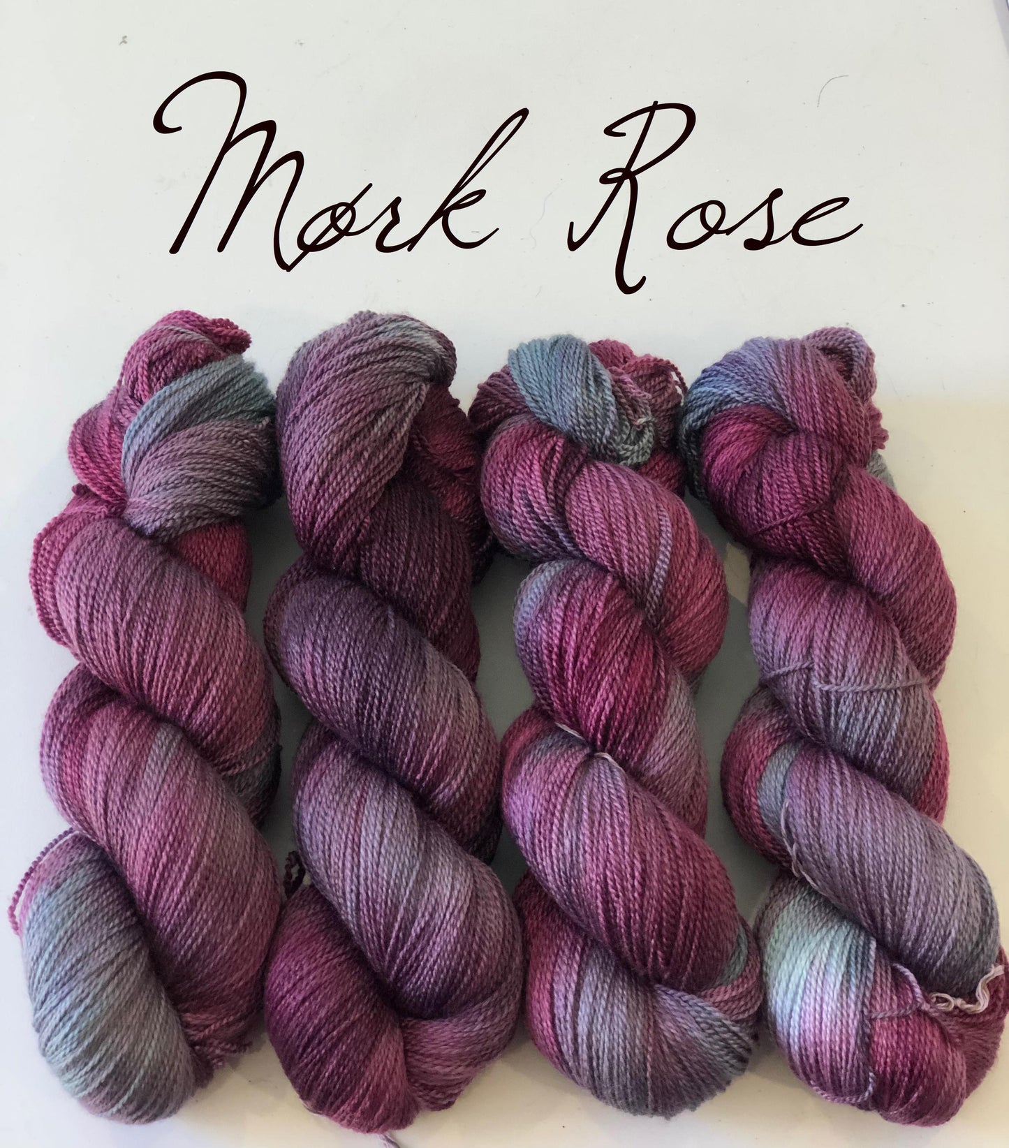 Kvitlammets Luksus merino. Mørk Rose. 100 g : ca 600 m. Pinnestr: 3 - 4 mm.