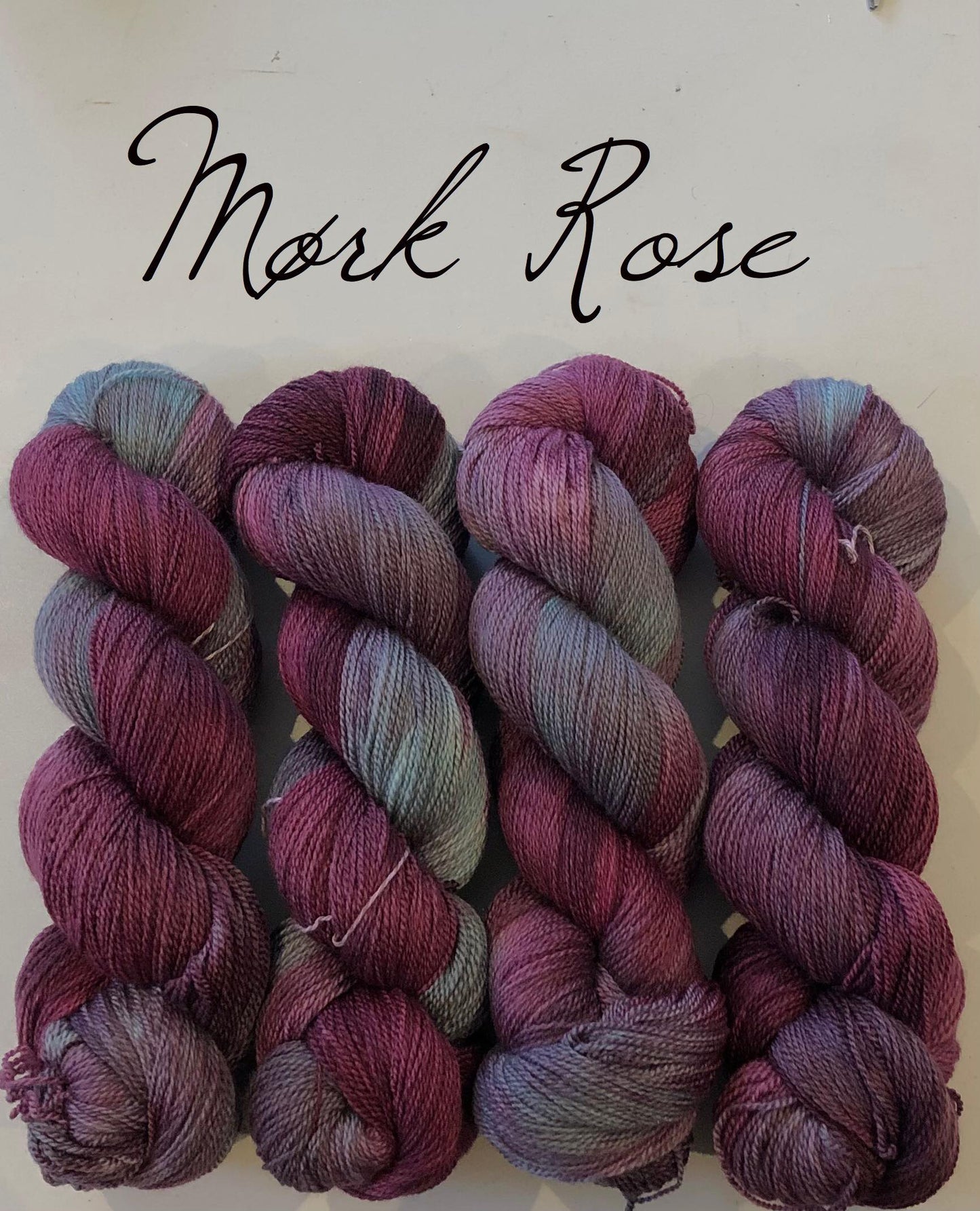 Kvitlammets Luksus merino. Mørk Rose. 100 g : ca 600 m. Pinnestr: 3 - 4 mm.