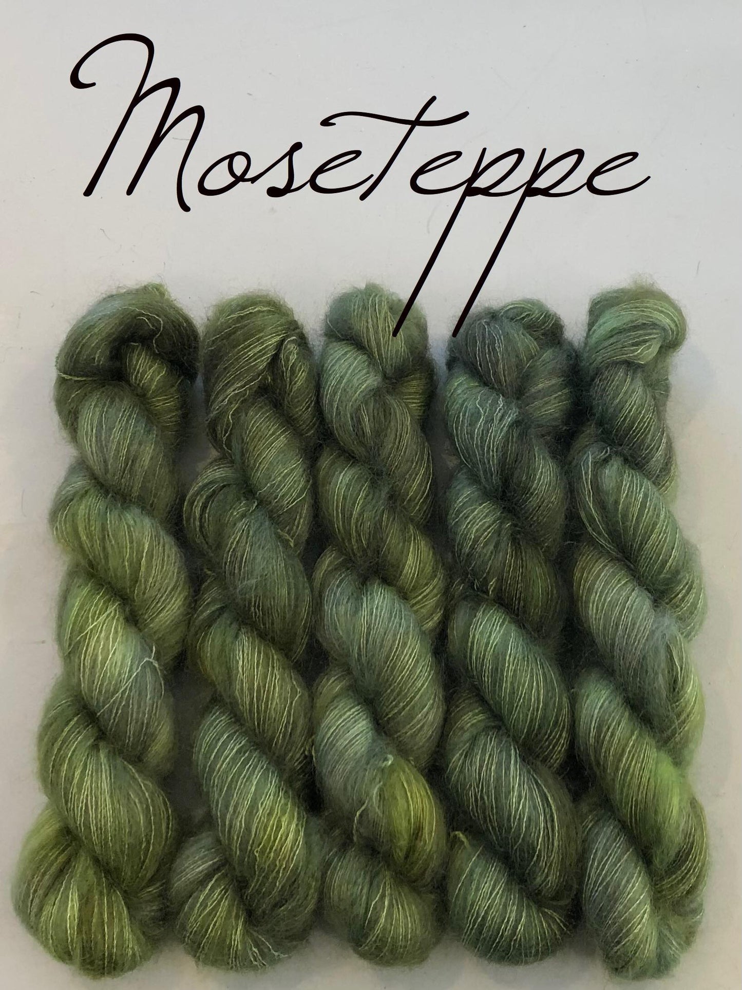 Moseteppe. Brushed Kid Silk, ubehandlet. 50 g: Ca 420 m.