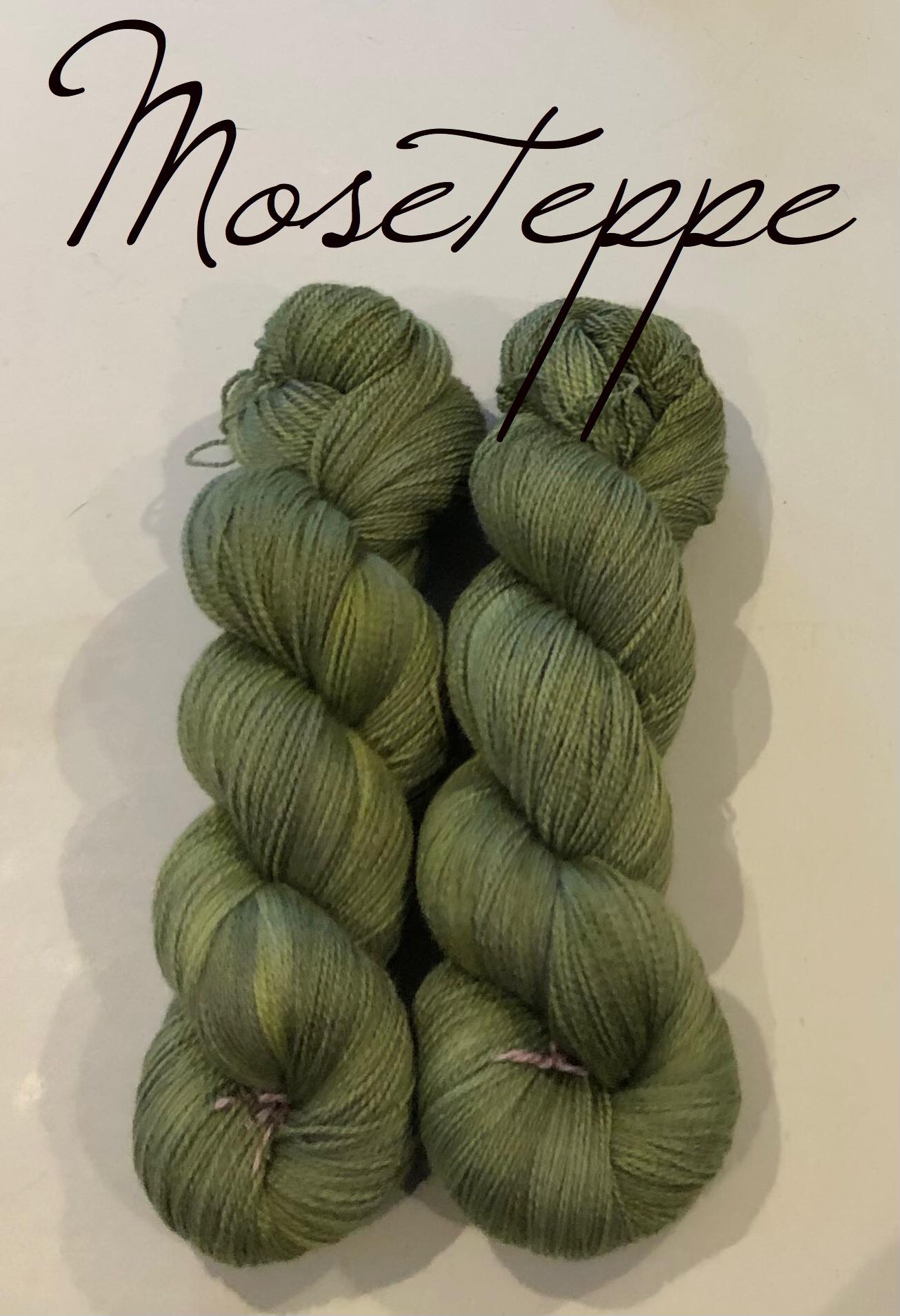 Kvitlammets Luksus merino. Moseteppe. Melert. 100 g : ca 600 m. Pinnestr: 3 - 4 mm.