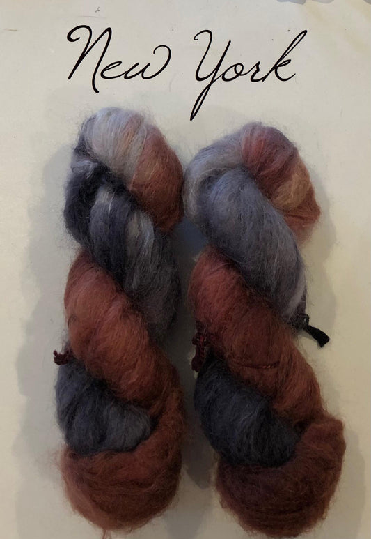 New York. Tykk Mohair / Fat Mohair, ubehandlet. 100 g: Ca 200 m. Ved kjøp av minimum 3 hesper, får du med oppskriften til Karna-genseren.