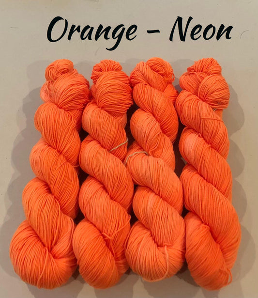 Orange - Neon. 100 g: ca 420 m. Pinnestr: 2,5 - 4 mm.