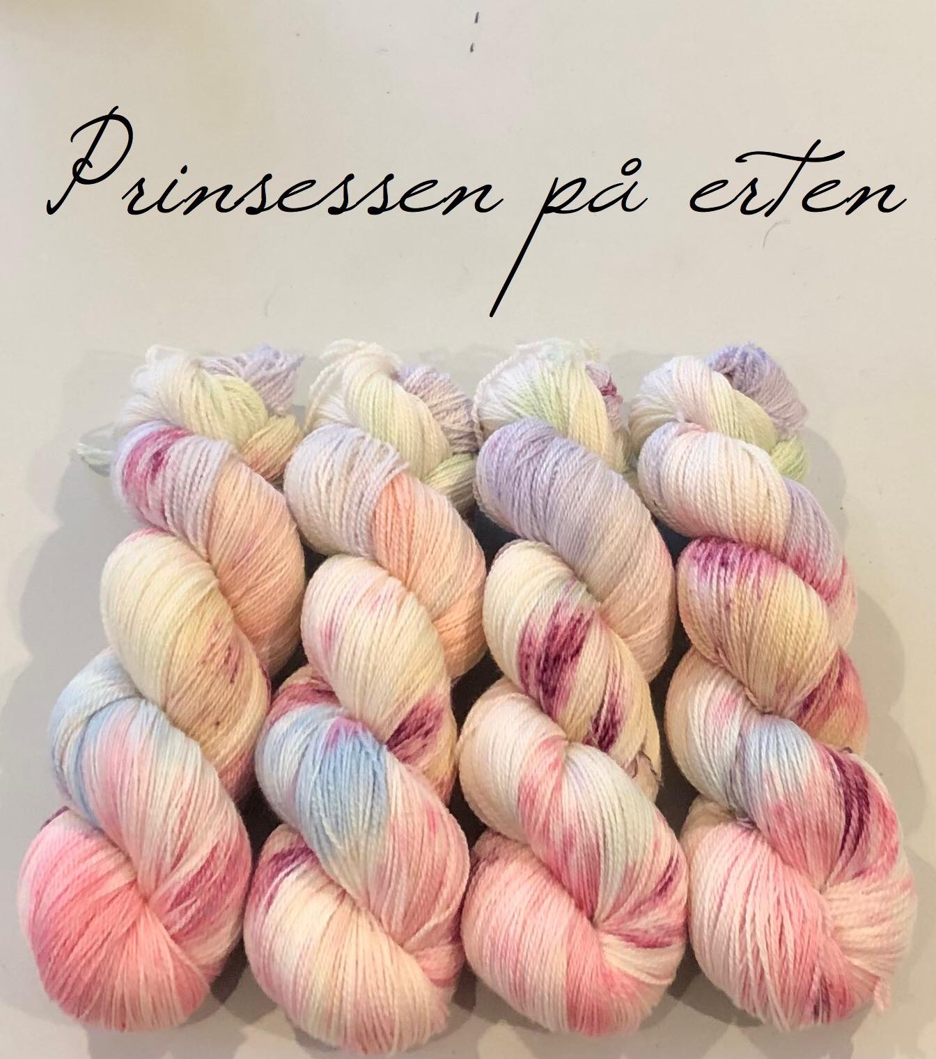 Kvitlammets Luksus merino. Prinsessen på erten. 100 g : ca 600 m. Pinnestr: 3 - 4 mm.