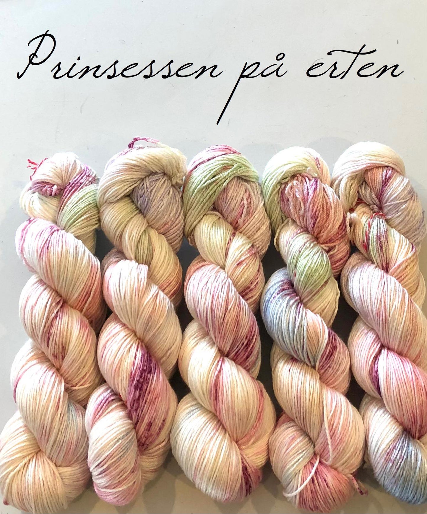 Eksklusivt Posh garn. Prinsessen på erten. 100 g: ca 400 m. Ubehandlet 50 % merino ull + 50 % silke.