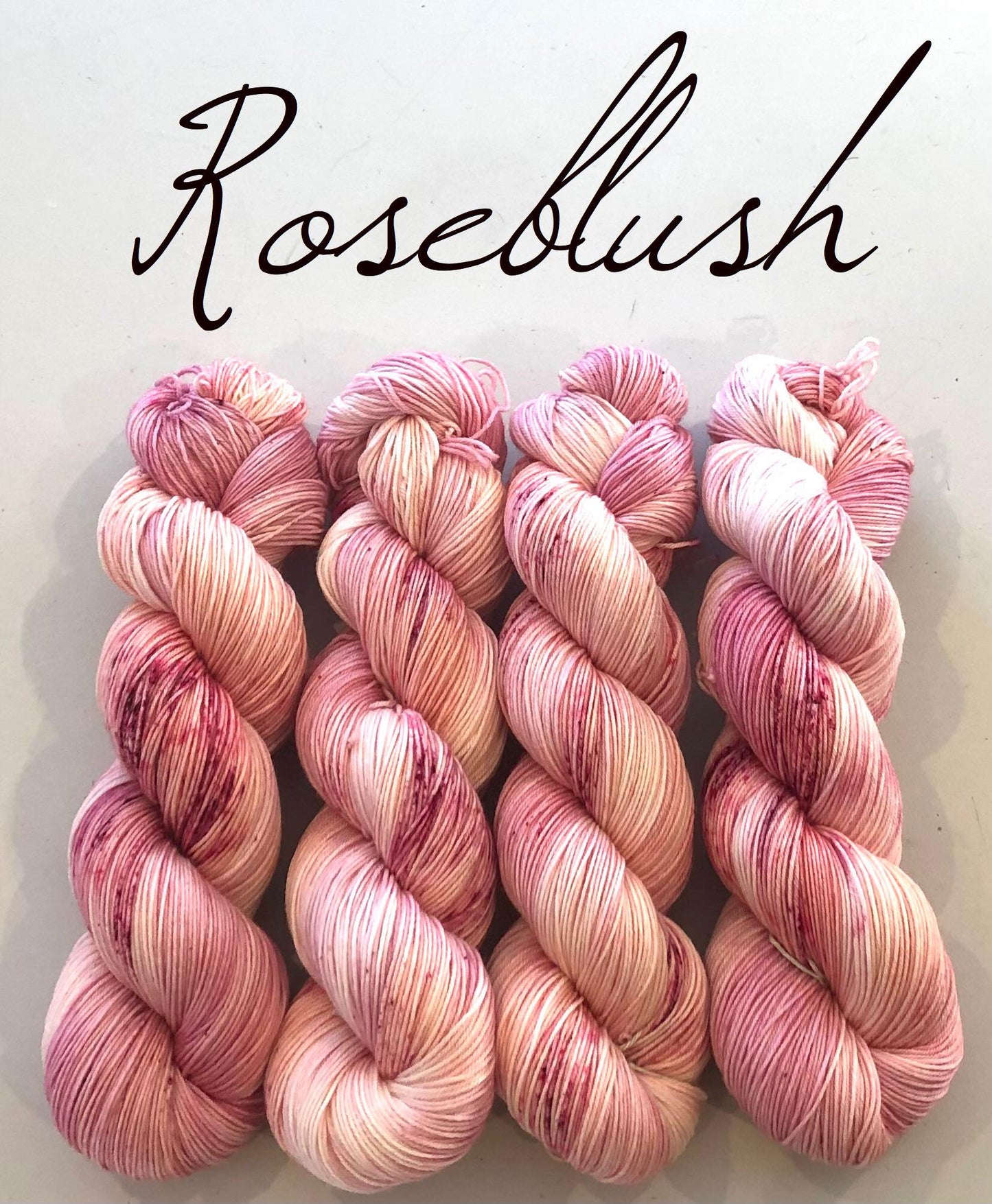 Roseblush. 100 g: ca 420 m. Pinnestr: 2,5 - 4 mm.