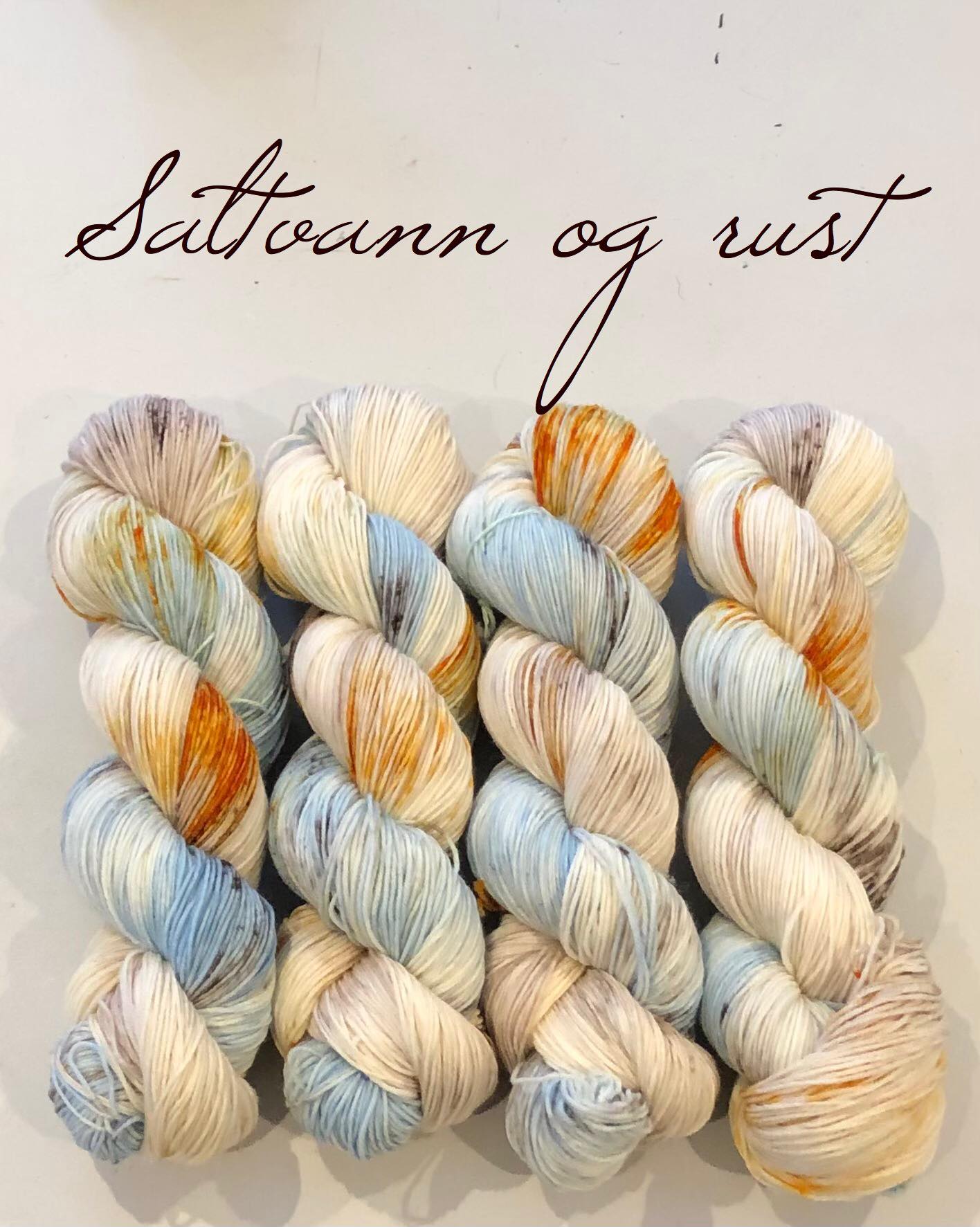 Saltvann og rust. 100 g: ca 420 m. Pinnestr: 2,5 - 4 mm. Oppskrift på ankelsokkene Lace følger med garnet.