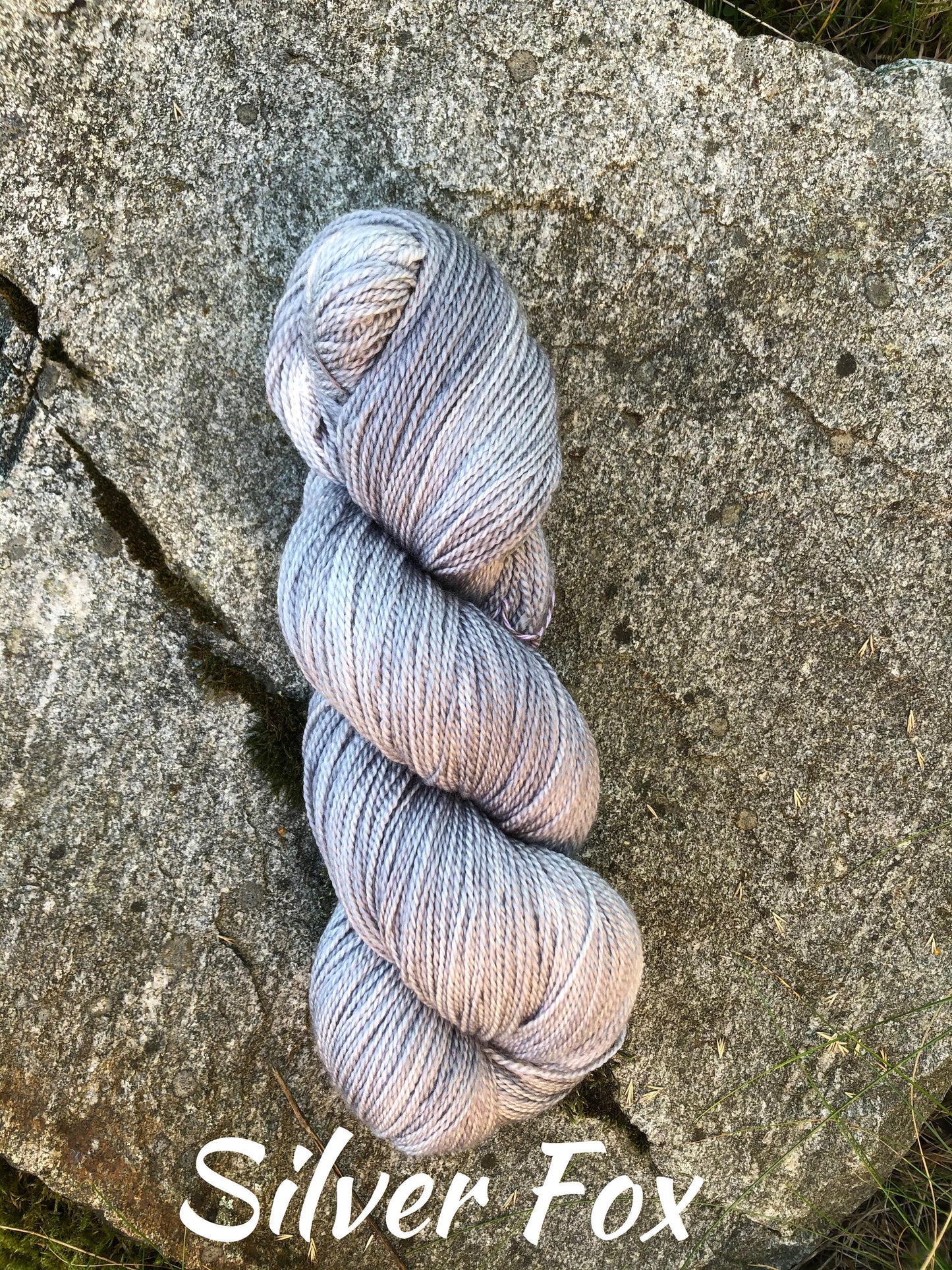 Kvitlammets Luksus merino 1. Ensfargede - melerte. 100 g : ca 600 m. Pinnestr: 3 - 4 mm.