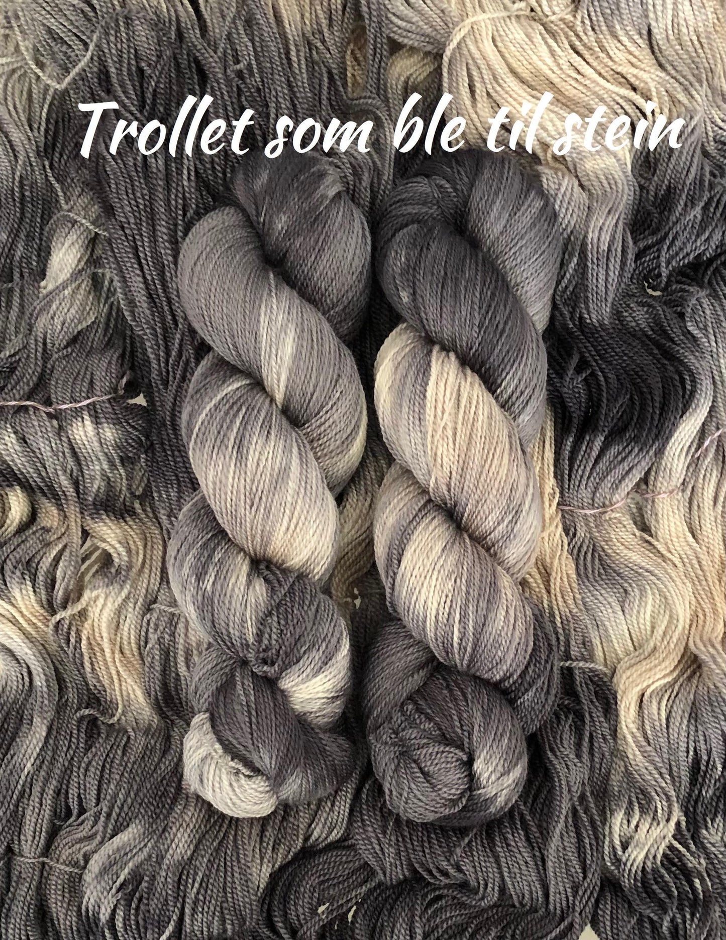 Kvitlammets Luksus merino. Trollet som ble til stein. 100 g : ca 600 m. Pinnestr: 3 - 4 mm.