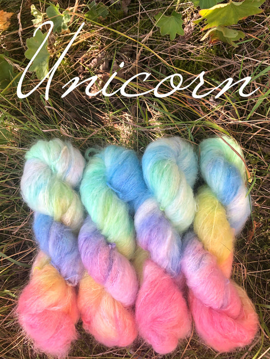 Unicorn. Tykk Mohair / Fat Mohair, ubehandlet. 100 g: Ca 200 m. Ved kjøp av 4 hesper, får du med oppskriften til My Cozy Cardigan.